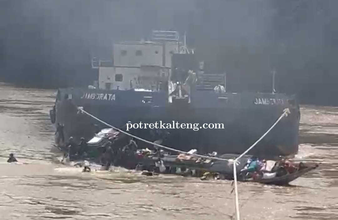 Kapal Penumpang Tertabrak Tongkang di DAS Barito, Seluruh Penumpang Selamat