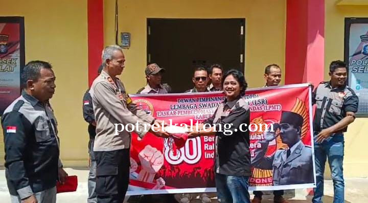 Kapolsek Selat Dukung Aksi Sosial LSR LPMT Bagikan Bendera Merah Putih