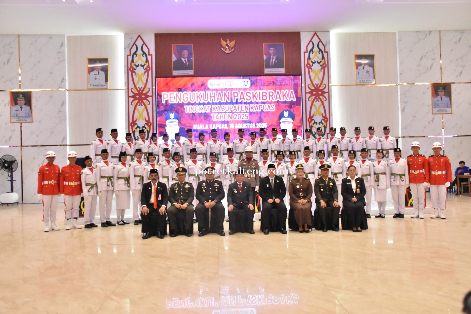 Bupati Kapuas Kukuhkan Paskibraka Kabupaten Kapuas Tahun 2025