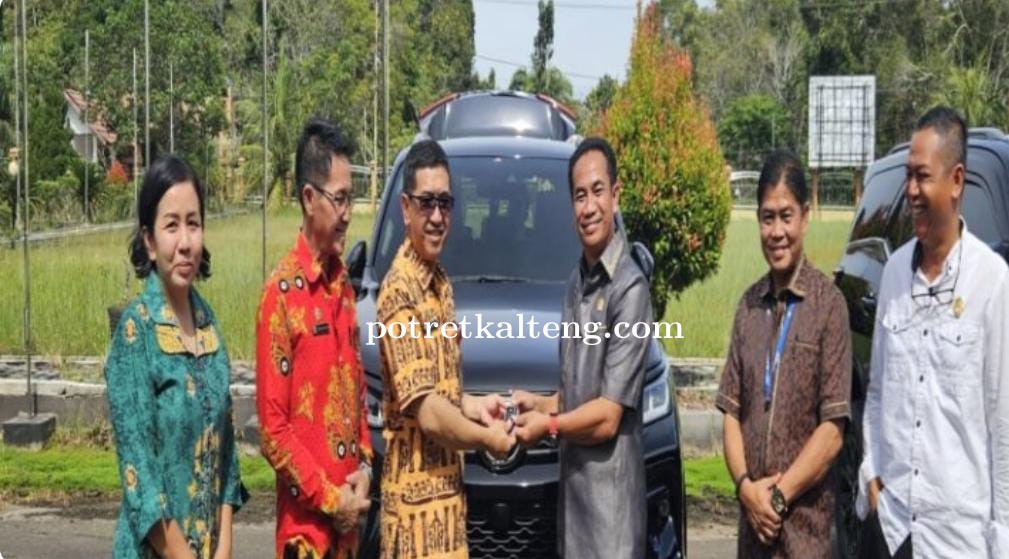 Simbolis Penyerahan Kunci Warnai Serah Terima Mobil Dinas DPRD Katingan