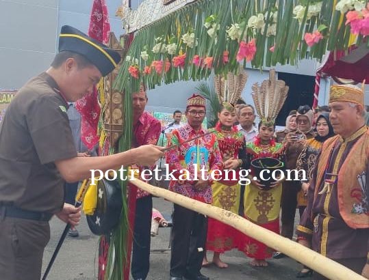 Rade Satya Nainggolan Resmi Pimpin Kejari Kapuas, Disambut Tradisi Adat Dayak
