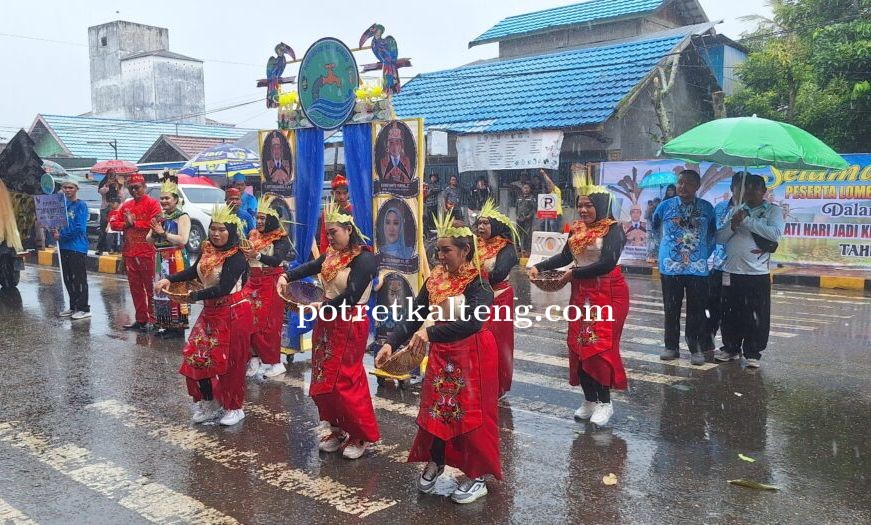 Diterpa Hujan Deras, Peserta Karnaval FDD 2025 Tetap Tampil Memukau dan Penuh Semangat