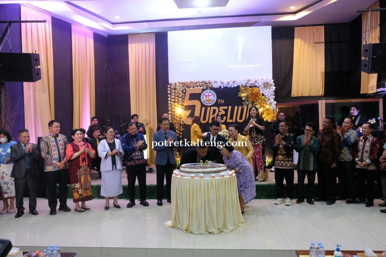 Wakil Bupati Kapuas, Dodo, S.P., dan Sekda Dr. Usis I. Sangkai, S.Hut., M.Si, berfoto bersama Pendet