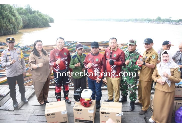 Bupati Kapuas Serahkan 69 Perahu Bermesin untuk Nelayan Kapuas Barat
