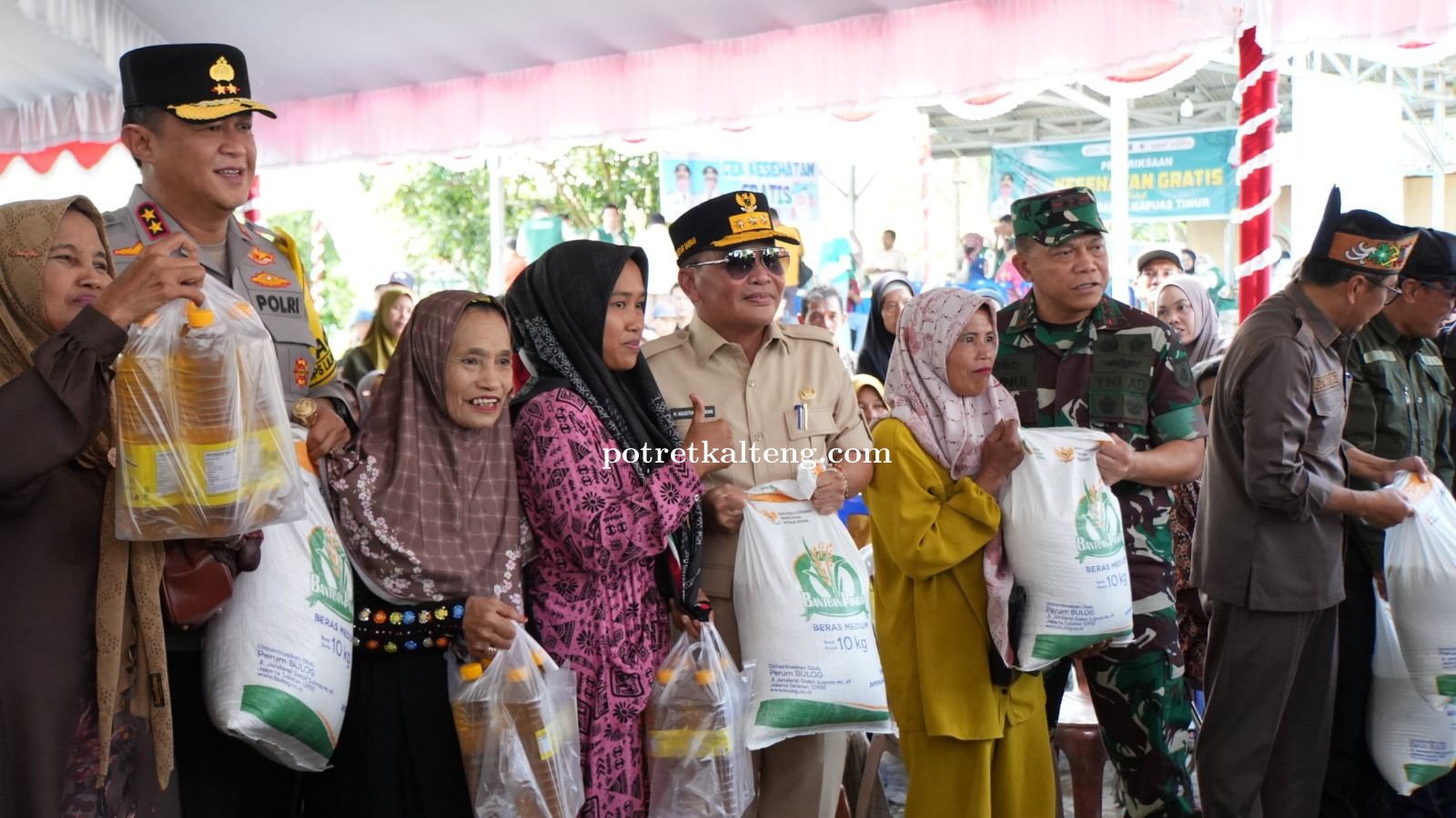 Bupati dan Wakil Bupati Kapuas Dampingi Gubernur Kalteng Tinjau Pasar Murah di Kapuas Timur