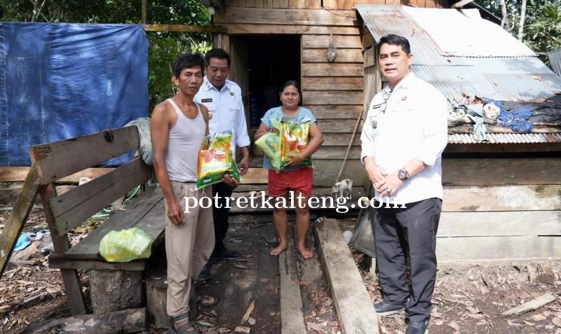 Bupati Barito Utara Salurkan Bantuan Sosial untuk Warga Teweh Timur, Tegaskan Prioritas Kesejahteraa