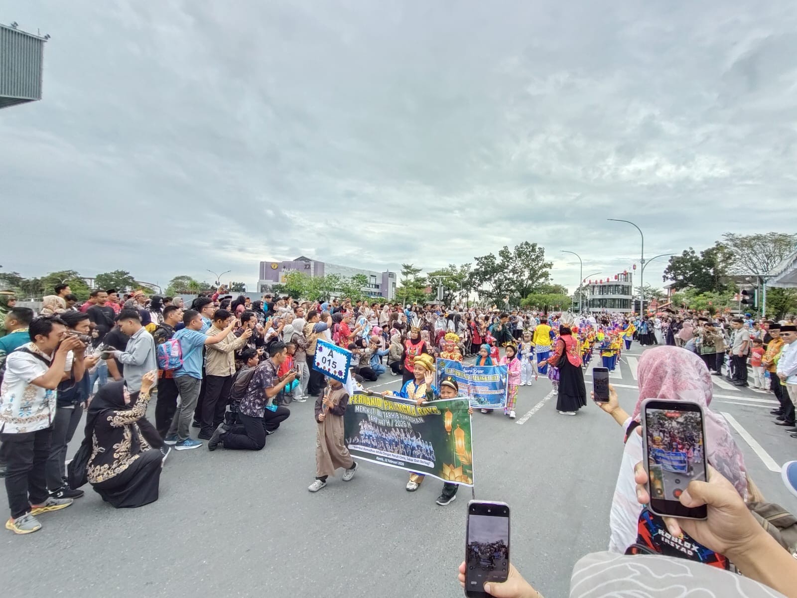 Warna-Warni Pawai Tahrib Semarakkan Syiar Ramadhan di Bundaran Besar PalangkaRaya