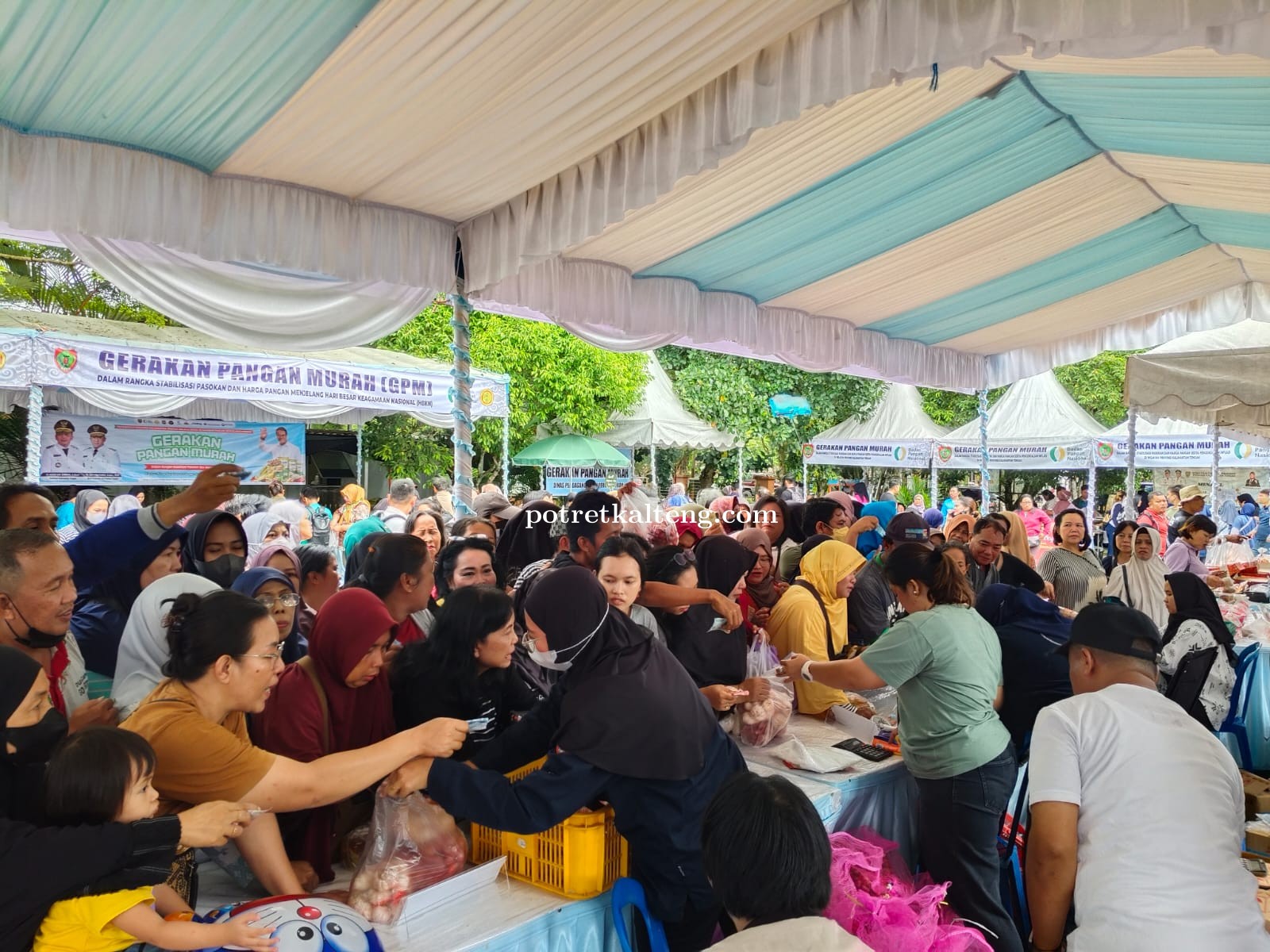 Panas Terik dan Desakan Warga Mewarnai Gerakan Pangan Murah di Kota Palangka Raya