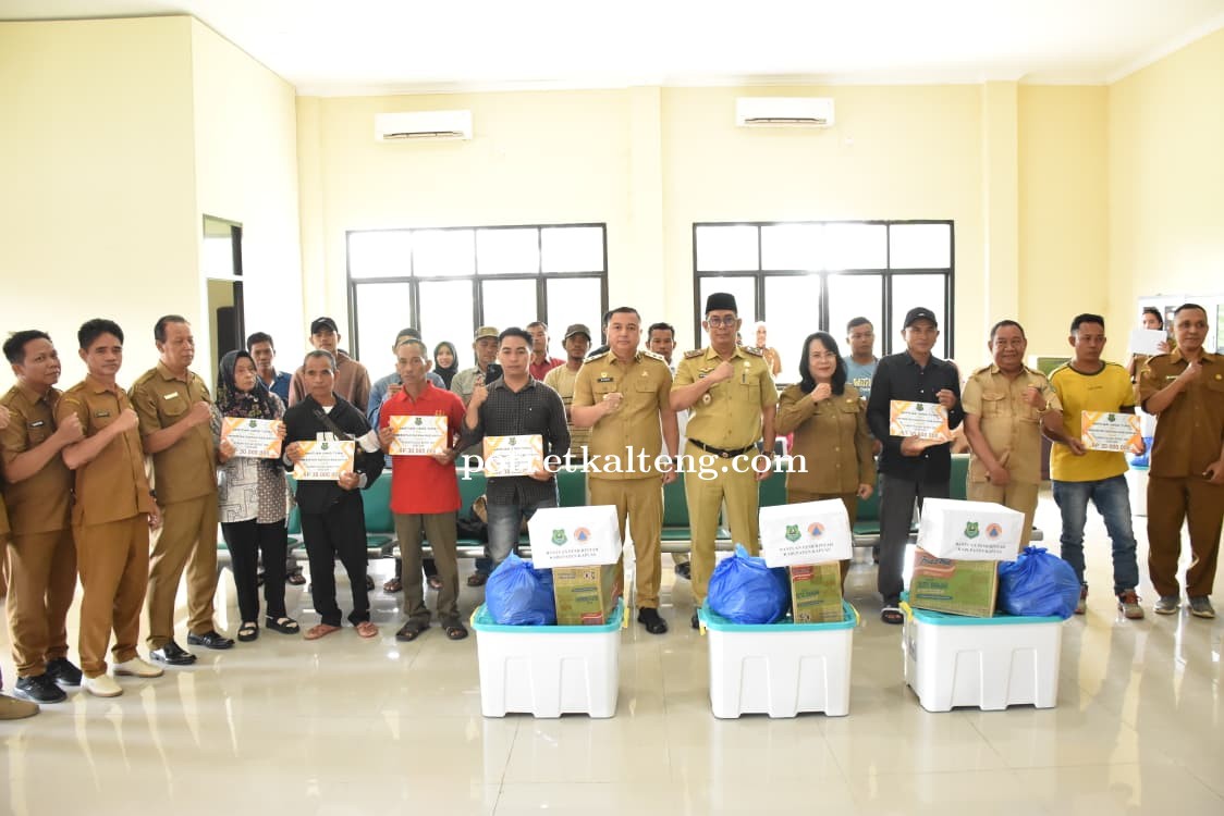 Wakil Bupati Kapuas Serahkan Bantuan Tunai kepada 8 KK Korban Kebakaran dan Puting Beliung