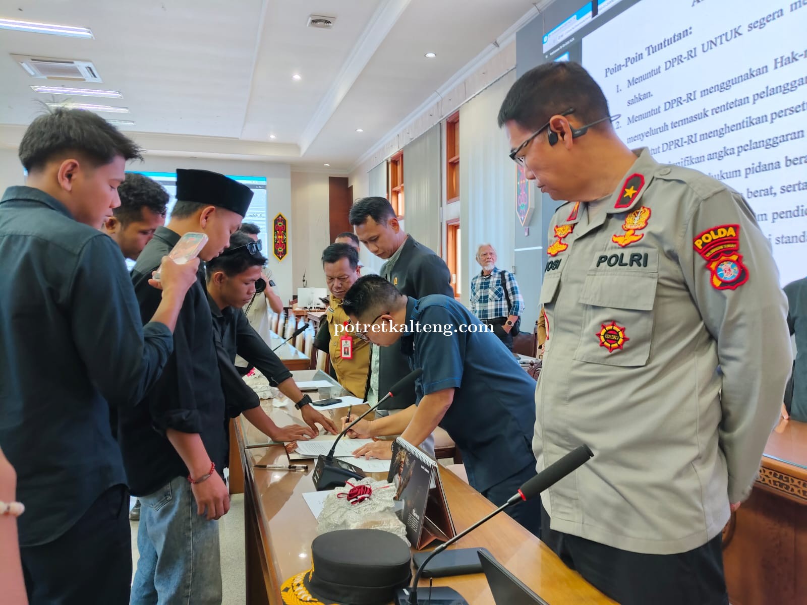 Massa Desak Reformasi Polri di DPRD Kalteng, Wakapolda Soroti Perubahan Kultural