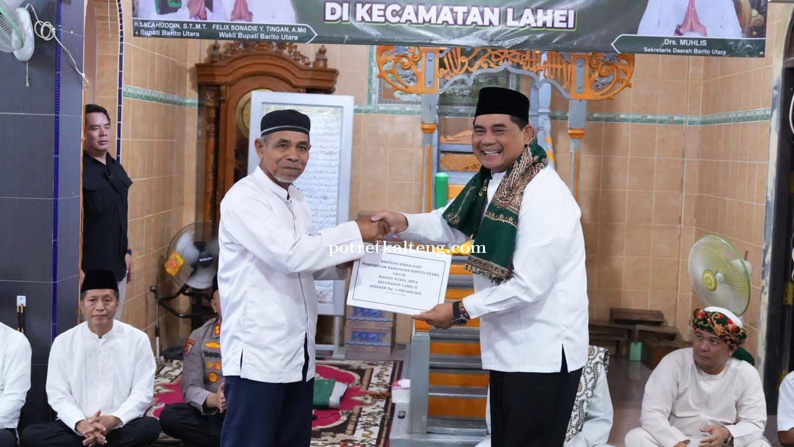 Safari Ramadhan di Lahei II, Bupati Barito Utara Serahkan Hibah Rp 1 Miliar untuk Masjid Nurul Ahya 