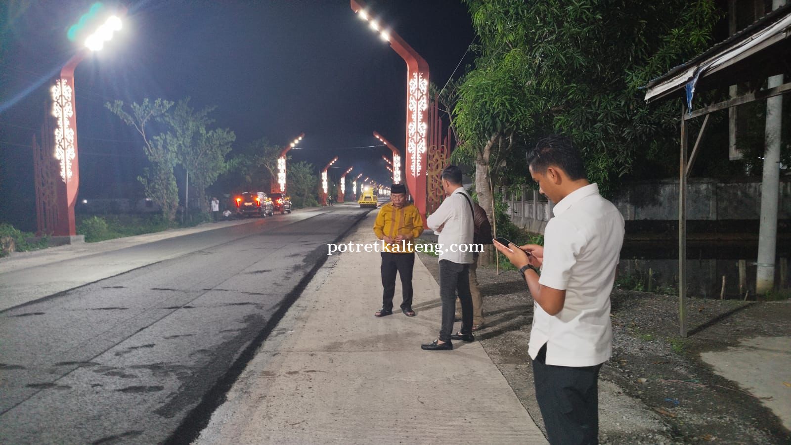 Bupati Kapuas HM Wiyatno Tinjau Pengaspalan Jalan Nasional di Jalan Meranti