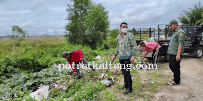Respon Laporan Warga, DLH Kota Palangka Raya Angkut Sampah Liar di Jalan Bereng Bengkel