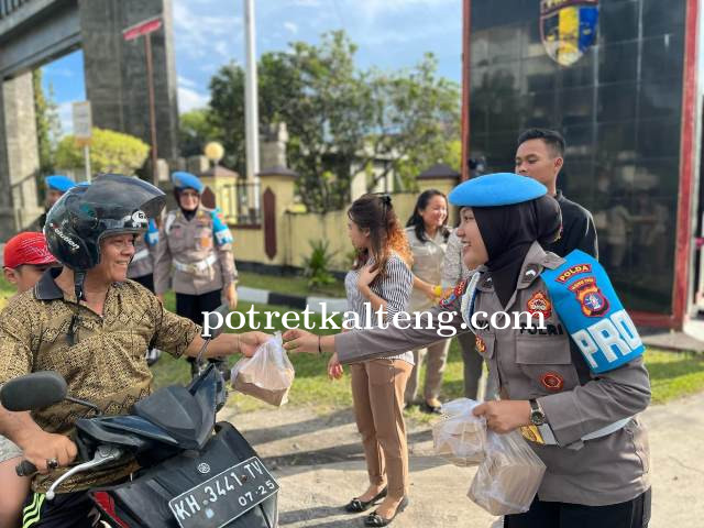 Momentum Bulan Ramadan, Bidpropam Polda Kalteng Bagikan Takjil Gratis Kepada Pengendara
