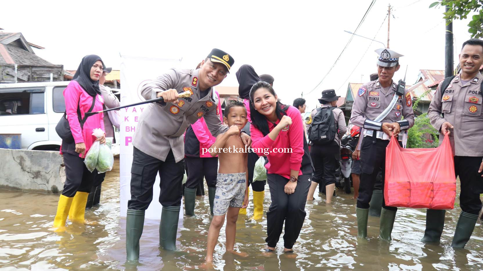 Tinjau Banjir, Kapolres Barsel dan Ketua Bhayangkari Polres Barsel Bagikan Bansos