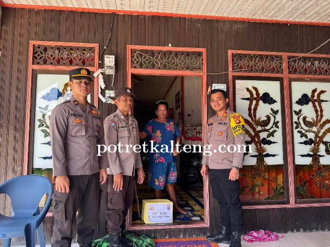 Polsek Kapuas Tengah Salurkan Bansos, Ringankan Beban Warga Kurang Mampu