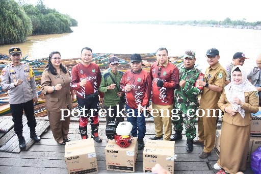 Bupati Kapuas Serahkan Bantuan Perahu untuk Nelayan di Kapuas Barat