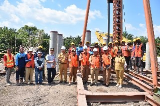Bupati Kapuas Tinjau Pembangunan Jembatan Murung Keramat-Budi Mufakat