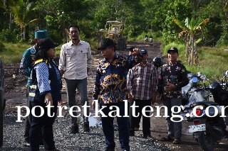 Bupati Kapuas Tinjau Progres Rekonstruksi Jalan di Bataguh dan Tamban Catur