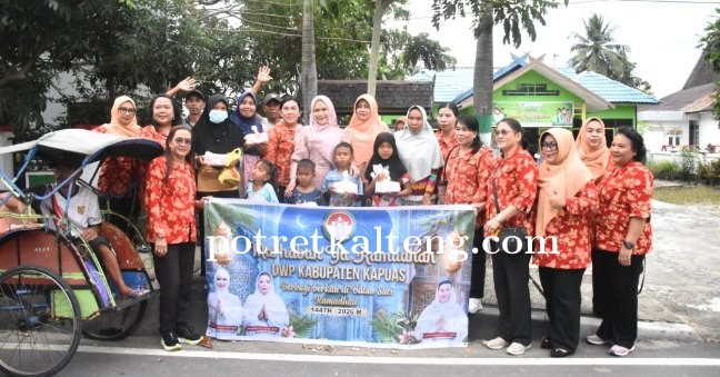 Momentum Ramadan, DWP Kapuas dan TP PKK Bagikan Ratusan Takjil untuk Warga