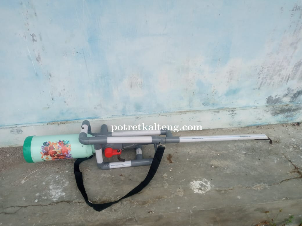 Termos Air dan Pipa Bekas Jadi Alat Pemupuk Tanaman