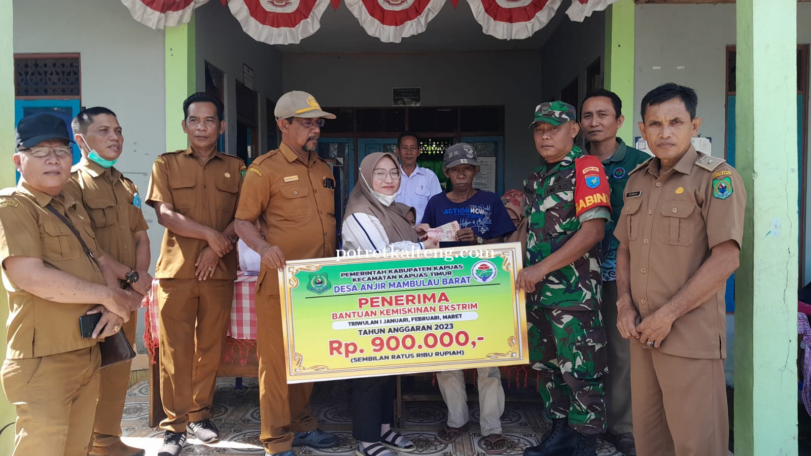 27 Orang Warga Desa Anjir Mambulau Barat Terima BLT Kemiskinan Ekstrim