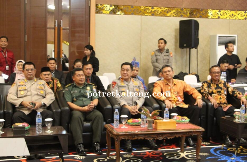 Wakili Gubernur Kalteng, Plh. Sahli Bidang Pemerintahan, Hukum dan Politik Hadiri Wisuda UT Palangka