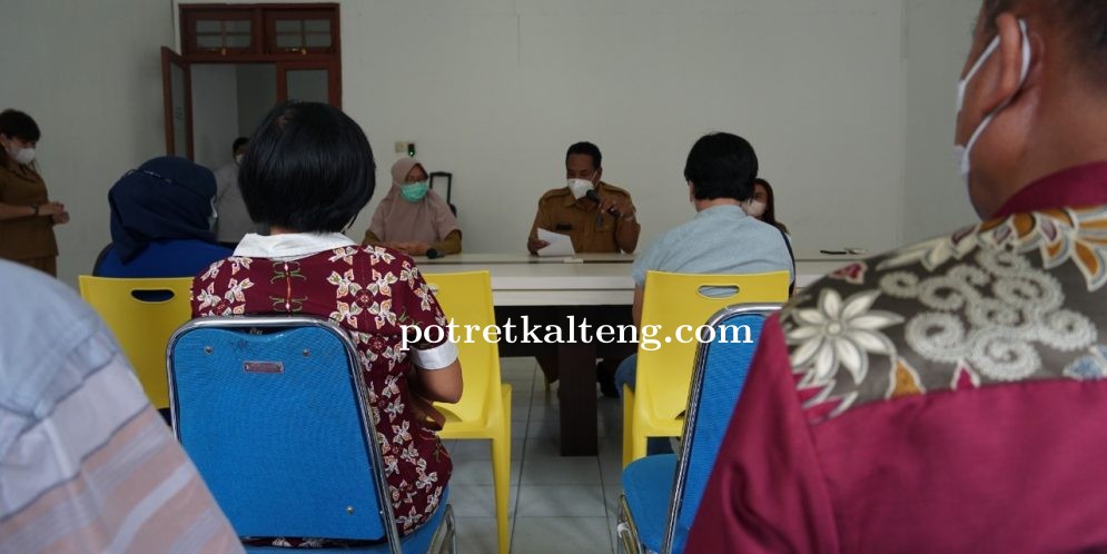 Disperindag Kota Palangka Raya Melakukan Penyerahan Serahkan Sertifikat Halal Kepada Pelaku UMKM