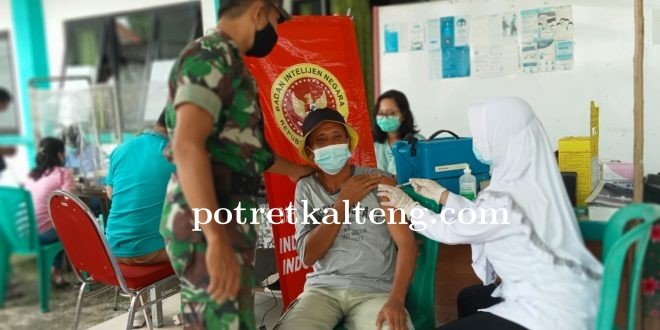 Babinsa Koramil 1016-02 Bukit Batu Terus Pantau Vaksinasi