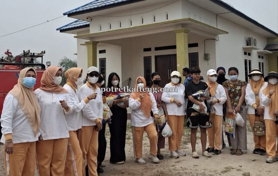 DWP KALTENG TURUN LANGSUNG BANTU WARGA DAN RELAWAN KARHUTLA