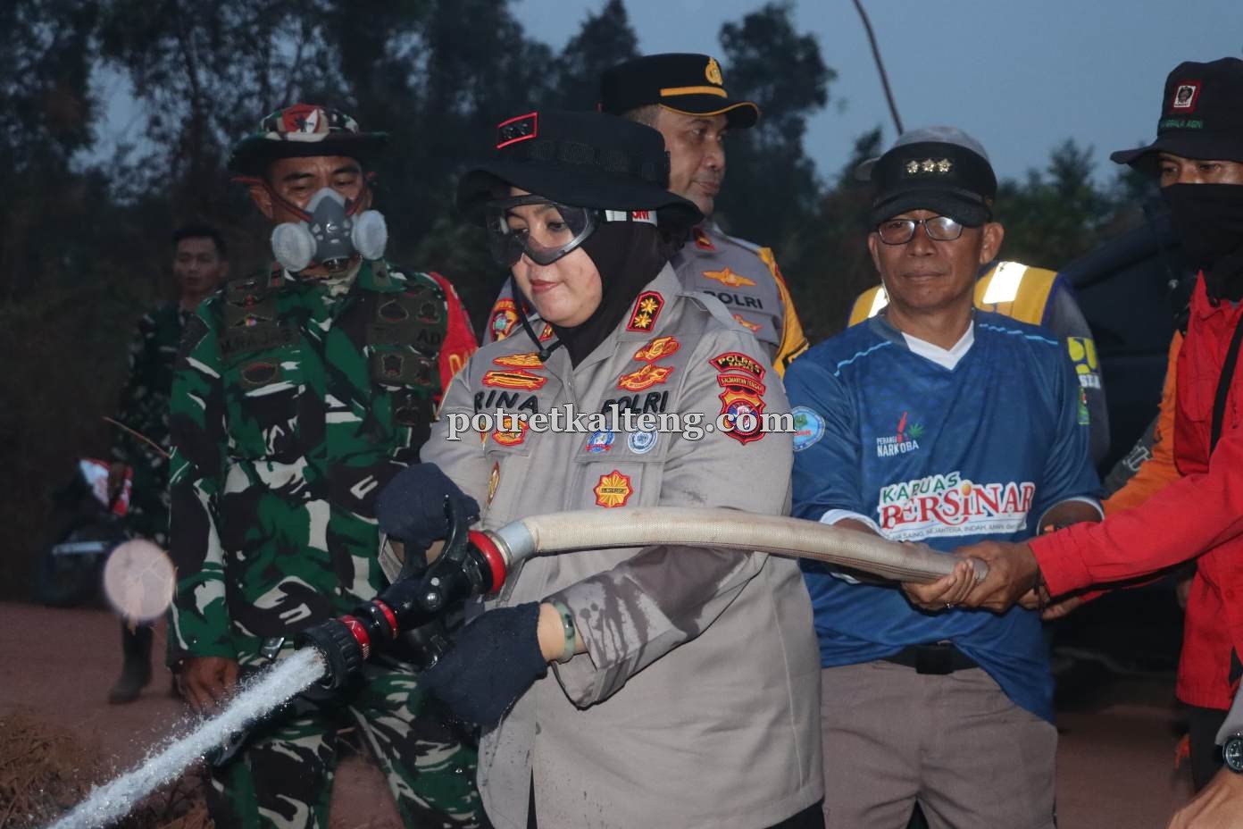 Kapolres Kapuas Pimpin Langsung Pemadaman Karhutla di Muara Dadahup