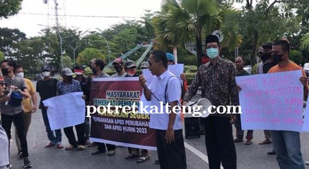 Warga Kapuas Demo Kantor DPRD Desak Penuntasan RAPBD 2022.