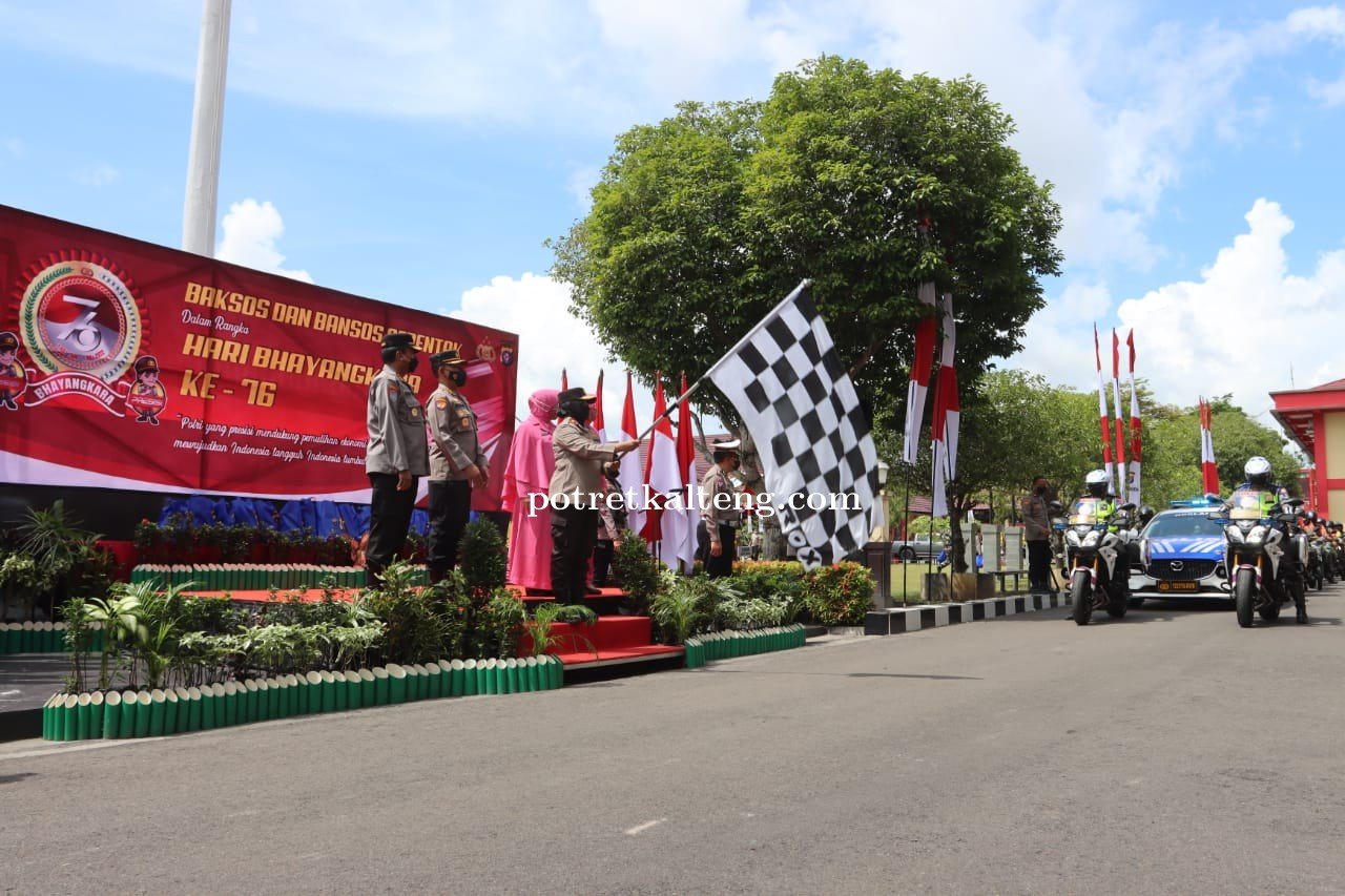 Peringati Hari Bhayangkara, Polda Kalteng Bersama TNI-Polri Bagikan 2.500 Paket  Bansos
