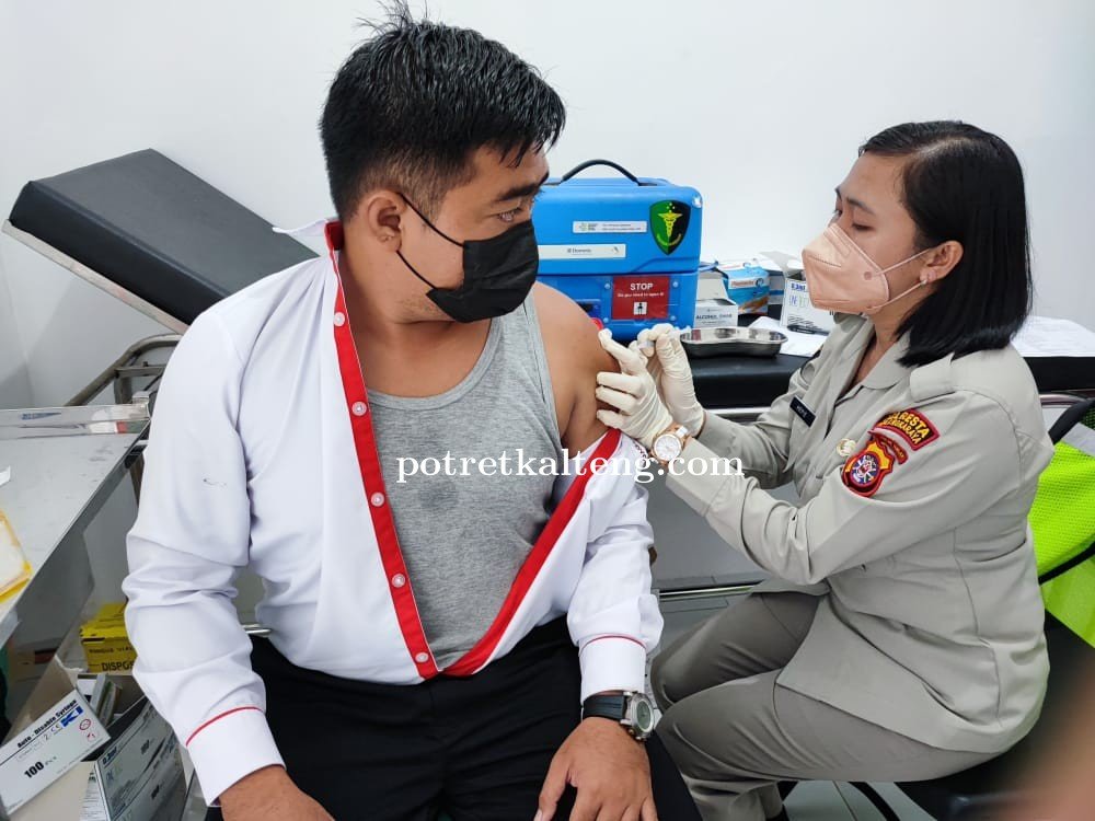 Dukung Percepatan Vaksinisasi, Dokkes Polresta Palangka Raya Vaksinasi 7 Warga