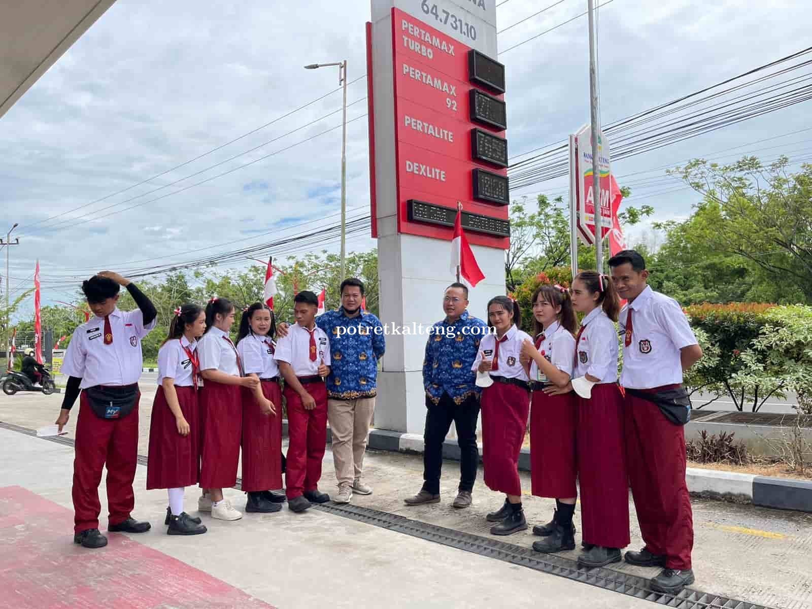 Semarakkan Hari Kemerdekaan RI Ke-77, SPBU Yos Sudarso Kenakan Busana Unik
