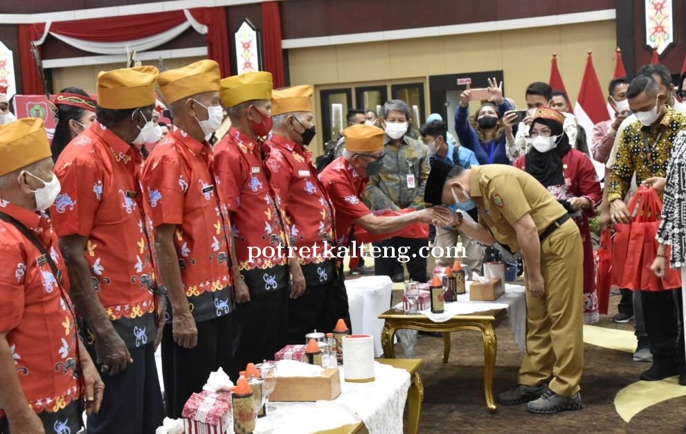 Hut RI Ke-77, Gubernur Kalteng Berikan Bingkisan Kepada Veteran