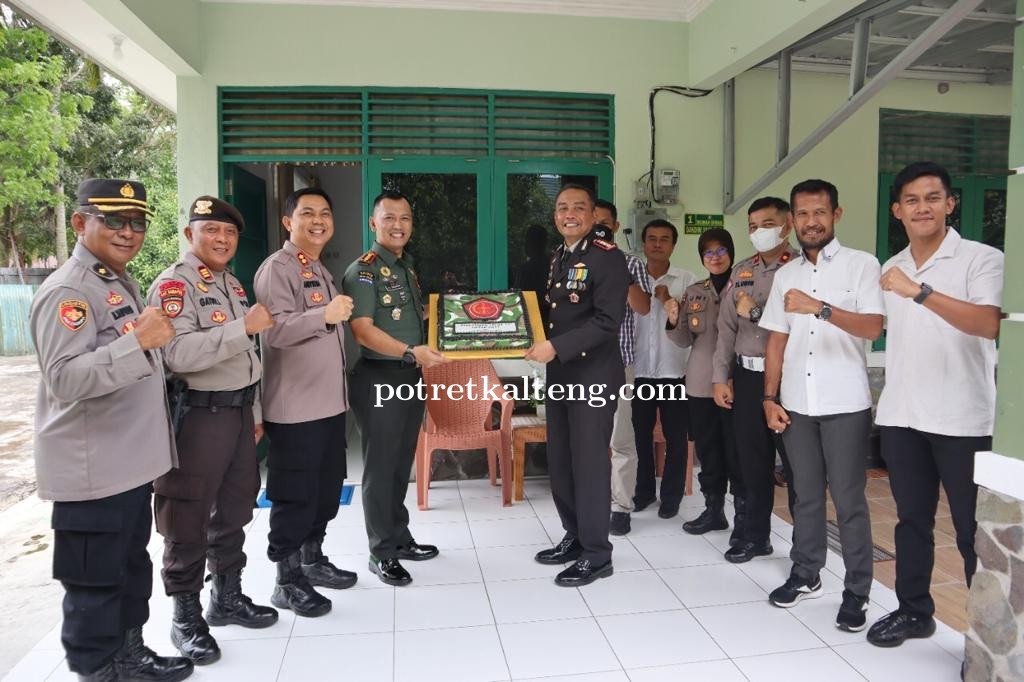 Sinegritas TNI-Polri Dalam HUT TNI ke-77, Rombongan Polresta Palangka Raya Berikan Surprise
