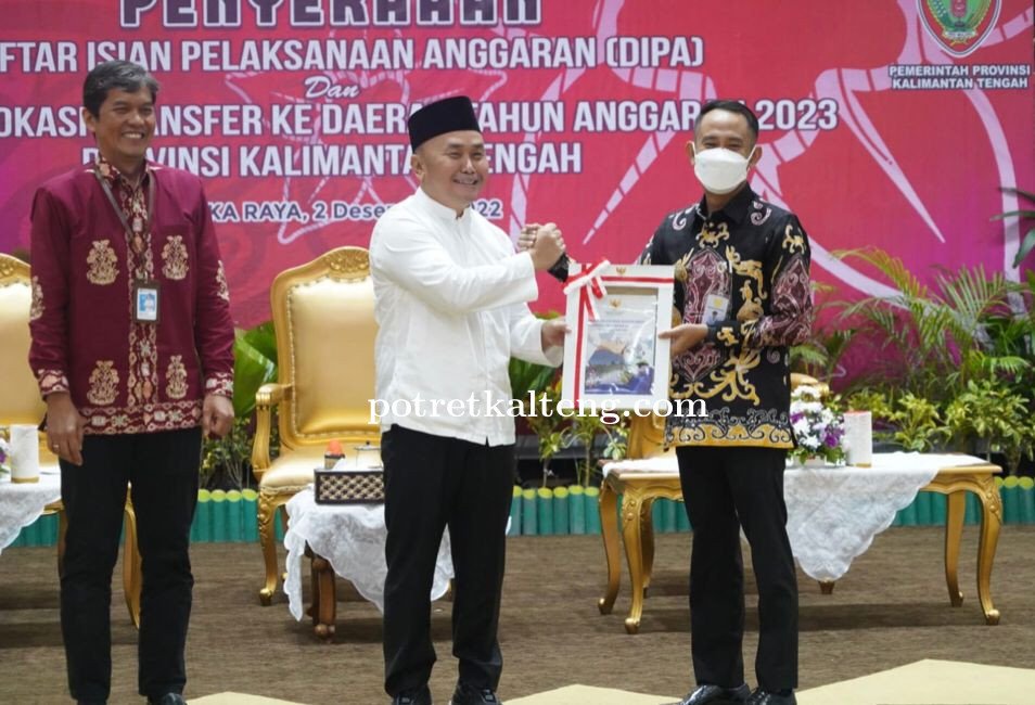 Gubernur Kalteng Serahkan DIPA dan Daftar Alokasi TKD untuk Walikota Palangka Raya