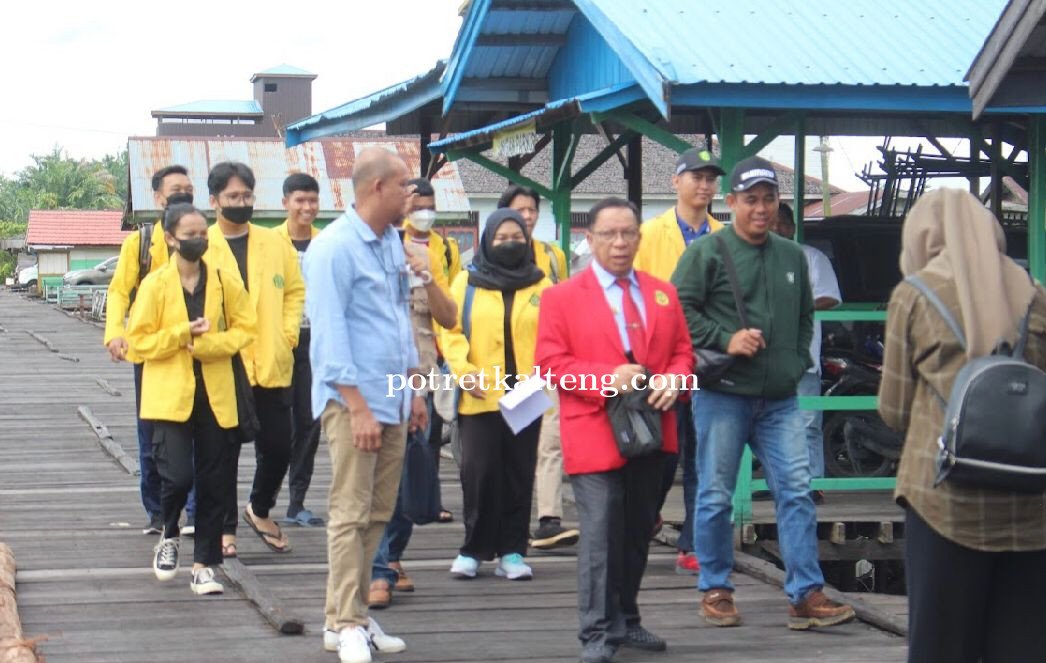 Keluarga Besar Fakultas Hukum Lakukan Sosialisasi Pemulihan Pasca Banjir di Arut Bawah.
