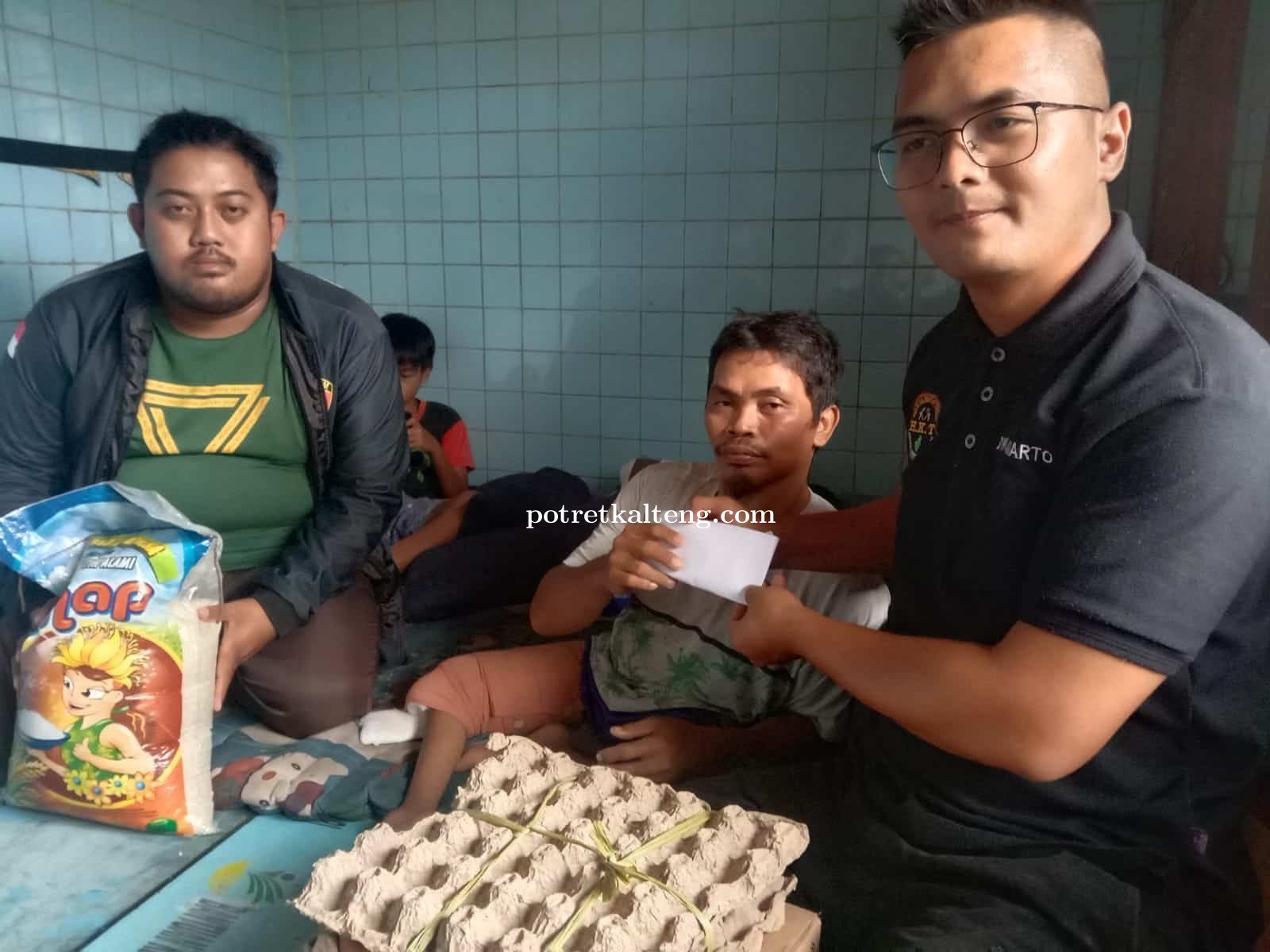 HKT Laksanakan Giat Sosial ,Kali Ini Seorang Warga Patah Tulang Jadi Sasaran.