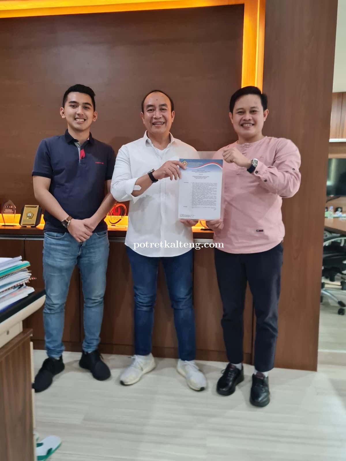 Edy Rustian Terima SK Kepengurusan Karang Taruna Kalteng Dari Ketum Karang Taruna Nasional
