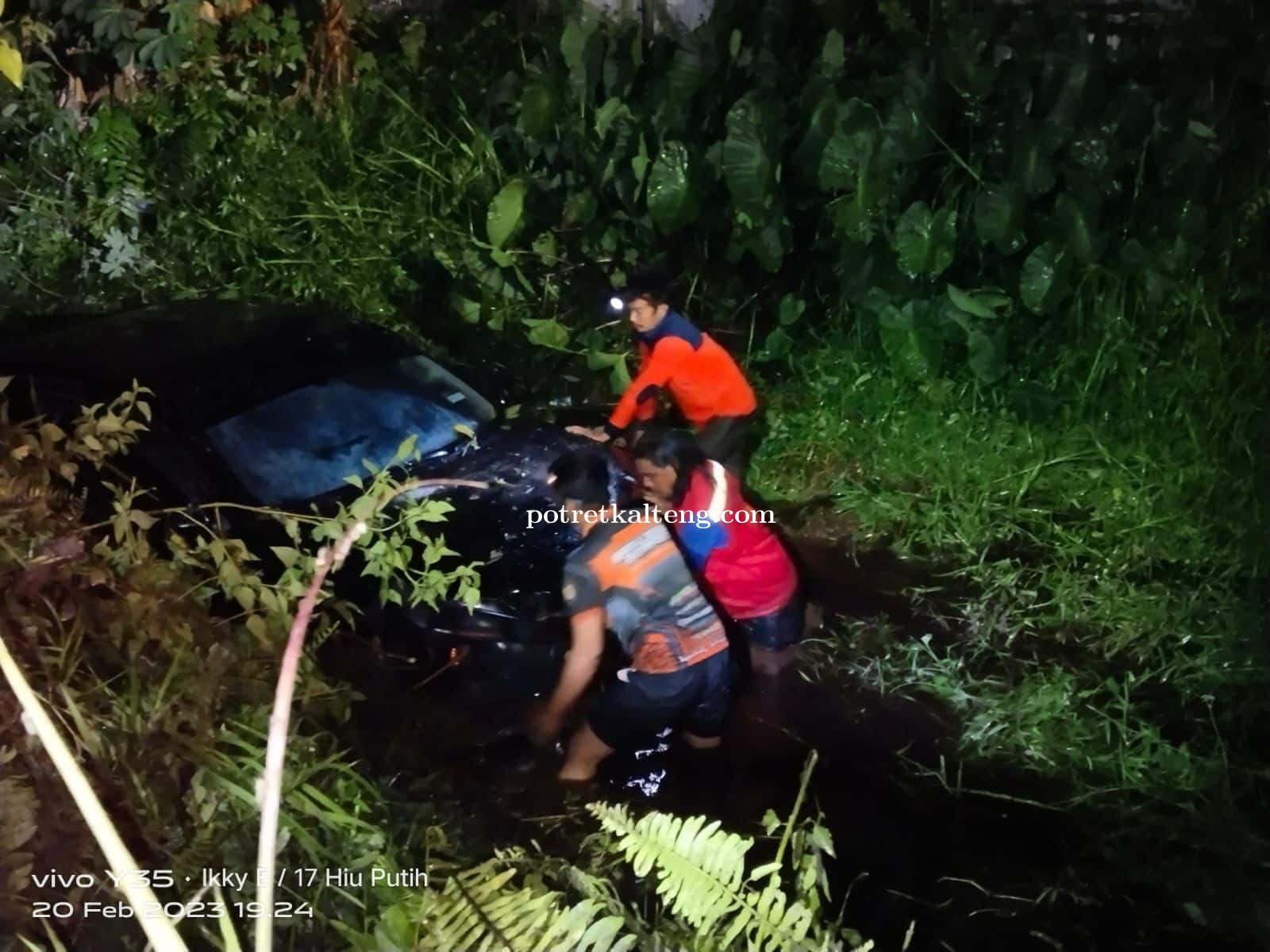 Laka Tunggal, 1 Unit Mobil Ambulan Nyungsep ke Parit