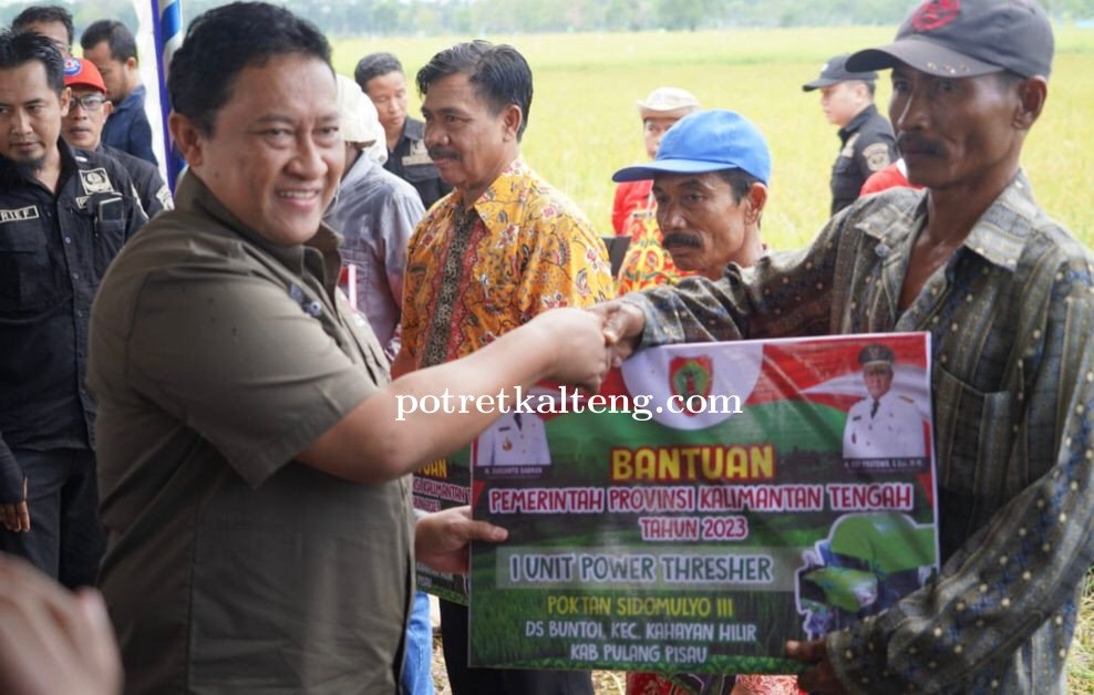 Wagub Kalteng Serahkan Bantuan Combine Harvester dan Power Thresher Untuk Kelompok Tani