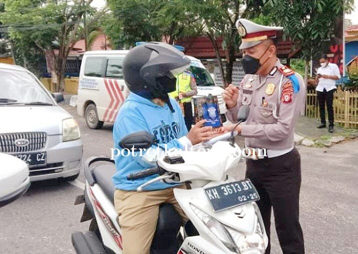 Kasatlantas Polres Kapuas Himbau Masyarakat Utamakan Keselamatan Saat Berkendara di Cuaca Ekstrim
