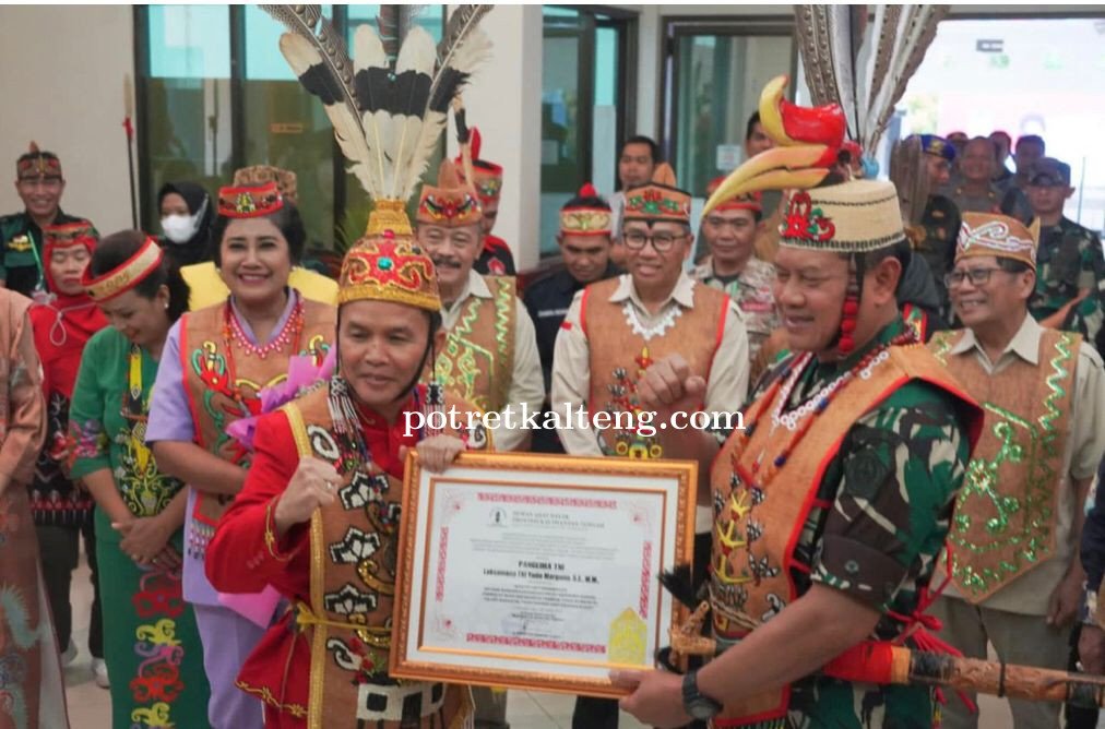 Ketua DAD Berikan Gelar Kehormatan Adat Dayak Kepada Panglima TNI