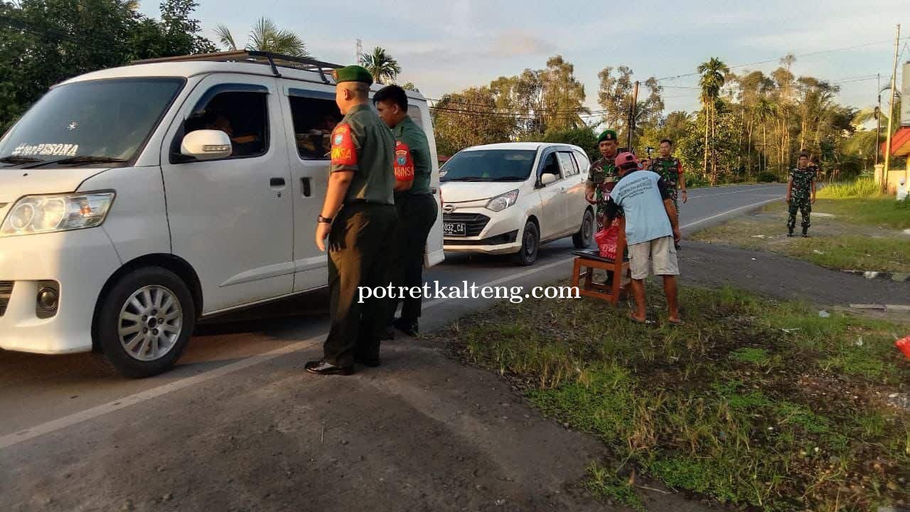 Moment Bulan Suci Ramadhan, Koramil Kapuas Hilir Bagikan Takjil Ke Pengendara