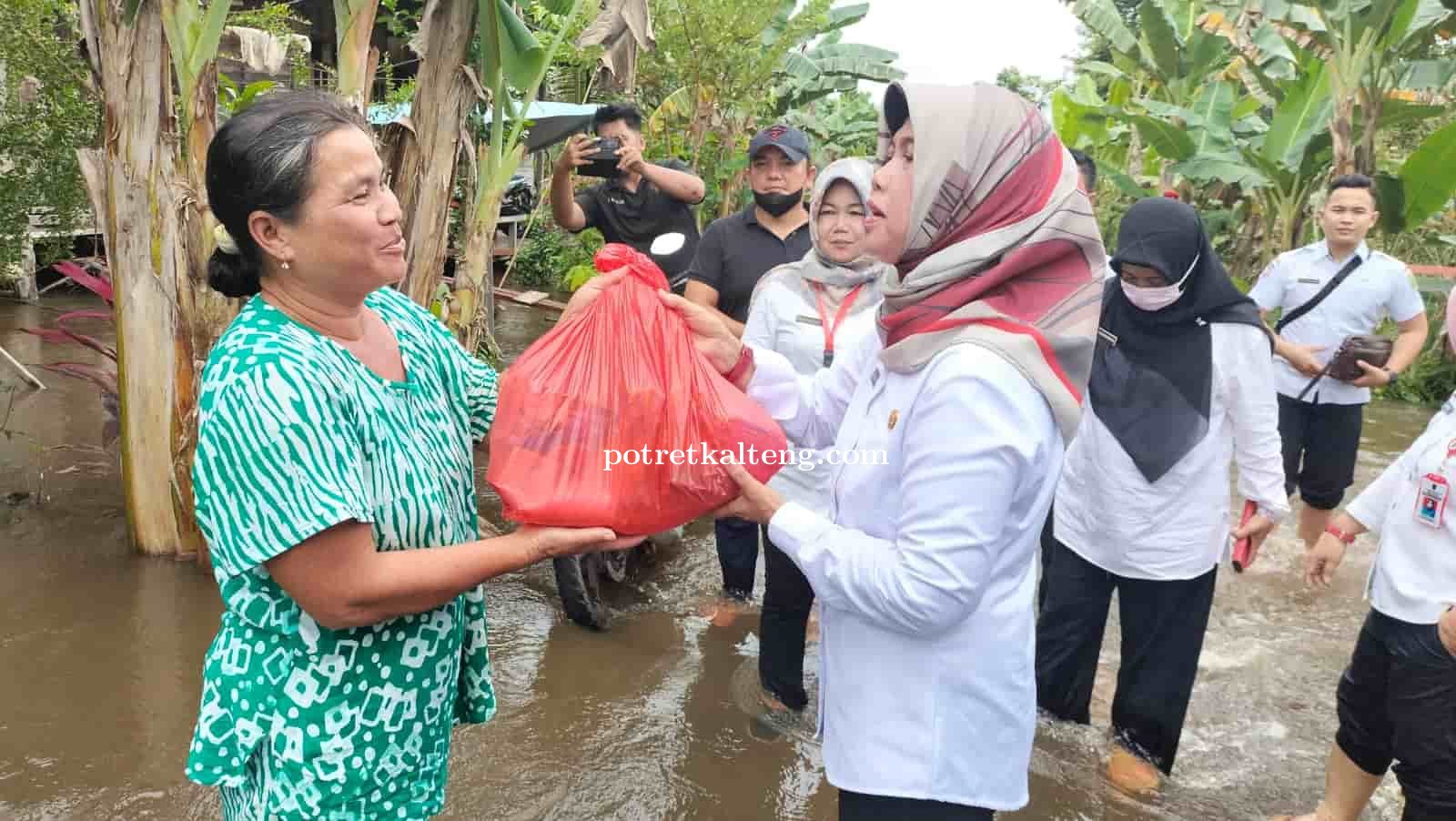 Ini Yang di Lakukan Pj Bupati Barsel Saat Tinjau Lokasi Banjir