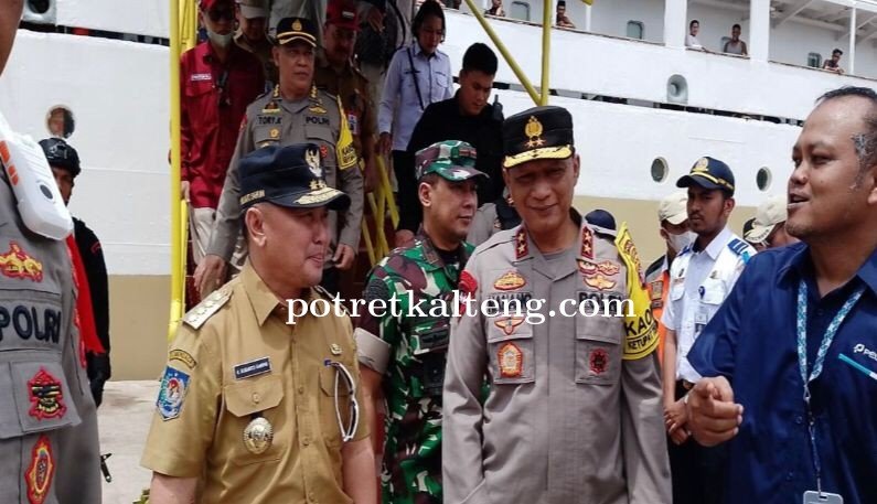 Gubernur Kalteng Tinjau Langsung Aktifitas Arus Mudik di Pelabuhan Sampit