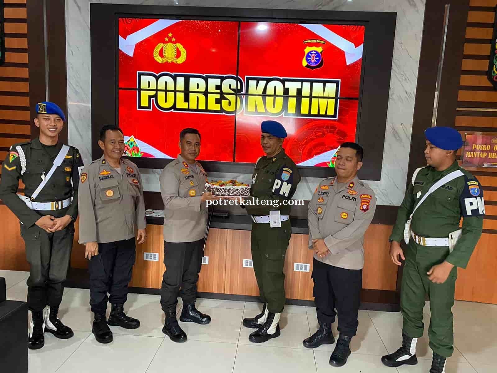 Hari Bhayangkara, Jajaran Denpom XII/2 Plk Berikan Kue Kepada Polri