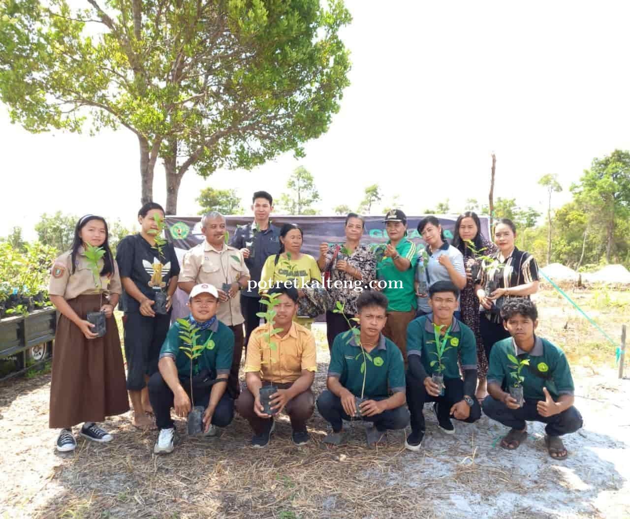Mahasiswa KKN UPR Lakukan Penghijauan 1500 Bibit Pohon Dengan Masyarakat Desa